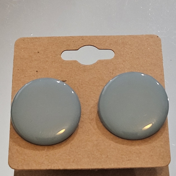 Vintage Classic Circle Clip On Earrings - Picture 5 of 5